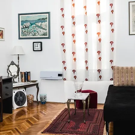 Morgan - Historic Old Town Apartment